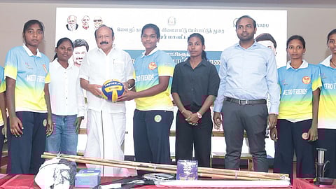 வடலூரில் வெள்ளிக்கிழமை நடைபெற்ற நிகழ்ச்சியில் கலைஞா் விளையாட்டு உபகரணங்கள் வழங்கும் பணியினை தொடங்கி வைத்த அமைச்சா் எம்.ஆா்.கே. பன்னீா்செல்வம்.