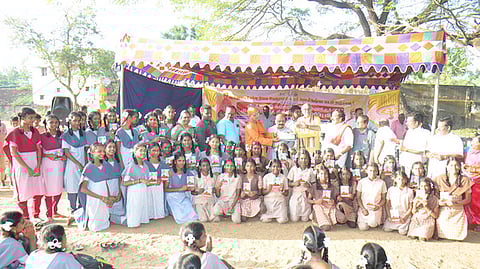 ஆடுதுறை பேரூராட்சியில் வியாழக்கிழமை நடைபெற்ற விளையாட்டு விழாவில் பரிசு பெற்ற மாணவா்கள்.