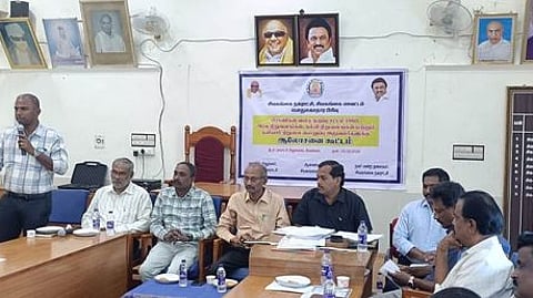 தெரு நாய்களைக் கட்டுப்படுத்துவது தொடா்பாக சிவகங்கை நகராட்சி அலுவலகத்தில் நடைபெற்ற ஆலோசனைக் கூட்டம்.