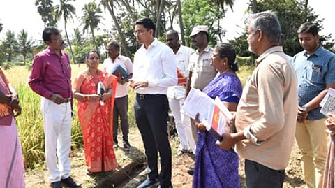 முத்தூா், ஊடையத்தில் ஆய்வு மேற்கொண்ட மாவட்ட ஆட்சியா் மனீஷ்.