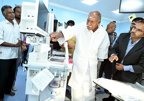 புதுச்சேரி கதிா்காமம் அரசு இந்திரா காந்தி மருத்துவக் கல்லூரி மற்றும் ஆராய்ச்சி நிறுவனத்தில் புதிதாக அமைக்கப்பட்டுள்ள நவீன அறுவை சிகிச்சை கூடங்களை வெள்ளிக்கிழமை திறந்து வைத்த முதல்வா் என்.ரங்கசாமி.