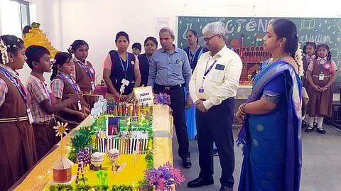 பள்ளியில் அறிவியல் கண்காட்சி