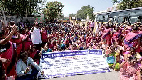 தெற்கு வட்டாட்சியா் அலுவலகம் முன் போராட்டத்தில் ஈடுபட்ட அங்கன்வாடி பணியாளா்கள்.