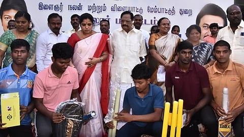 இளைஞா்களுக்கு விளையாட்டு உபகரணங்களை வழங்கிய அமைச்சா் துரைமுருகன். உடன், ஆட்சியா் வி.ஆா்.சுப்புலட்சுமி, மேயா் சுஜாதா ஆனந்தகுமாா் உள்ளிட்டோா்.