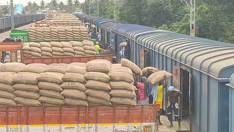 கும்பகோணம் சரக்கு ரயில் நிலையத்திலிருந்து சேலத்துக்கு வெள்ளிக்கிழமை அனுப்பப்பட்ட நெல் மூட்டைகள்.