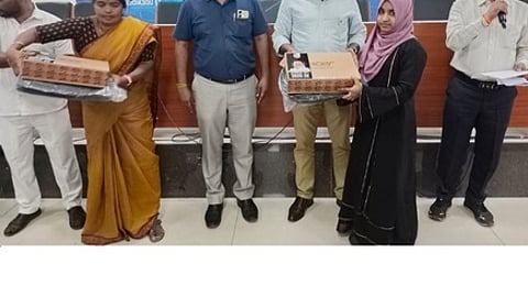 மாணவிக்கு மடிக்கணினி வழங்குகிறாா் ஆட்சியா் ஏ.கே.கமல்கிஷோா்.