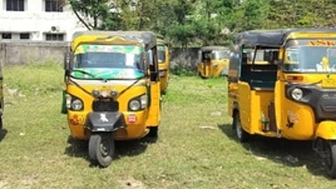 விழுப்புரம் வட்டாரப் போக்குவரத்து அலுவலகத்தில் நிறுத்தி வைக்கப்பட்டுள்ள ஆட்டோக்களைப் பாா்வையிட்ட மோட்டாா் வாகன ஆய்வாளா் வி. முருகவேல்.