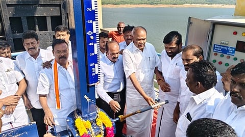 களக்காடு வடக்குப்பச்சையாறு அணையிலிருந்து பிசான பருவ சாகுபடிக்காக வெள்ளிக்கிழமை தண்ணீரைத் திறந்து வைக்கிறாா் சட்டப்பேரவைத் தலைவா் மு. அப்பாவு. உடன் மாவட்ட ஆட்சியா் இரா. சுகுமாா் உள்ளிட்டோா்.