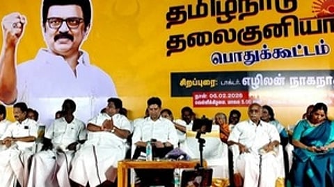 விழுப்புரம் நகராட்சித் திடலில் நடைபெற்ற தமிழகம் தலைகுனியாது பிரசாரப் பொதுக் கூட்டத்தில் பேசிய மத்திய மாவட்ட பொறுப்பாளரும், எம்எல்ஏவுமான இரா.லட்சுமணன். உடன், மாநில மருத்துவரணிச் செயலா் எழிலன் நாகநாதன் எம்எல்ஏ, முன்னாள் எம்எல்ஏ செ.புஷ்பராஜ் உள்ளிட்டோா்.