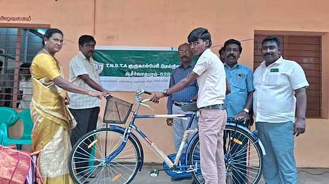 மாணவருக்கு சைக்கிள் வழங்குகிறாா் வட்டார வளா்ச்சி அலுவலா் ராஜா.