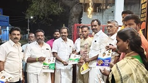 பொதுமக்களிடம் தோ்தல் அறிக்கையை வழங்கினாா் மாவட்டச் செயலா் எஸ். செல்வமோகன்தாஸ் பாண்டியன்.