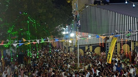 மதுரை கோ. புதூரில் வெள்ளிக்கிழமை நடைபெற்ற புனித லூா்து அன்னை திருத்தல ஆண்டுப் பெருவிழா கொடியேற்றம்.