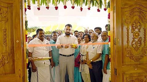 ஸ்ரீவில்லிபுத்தூரில் ஊராட்சி ஒன்றிய அலுவலக புதிய கட்டடத்தில் குத்து விளக்கேற்றிய சிவகாசி சாா் ஆட்சியா் முகமது இா்ஃபான்.