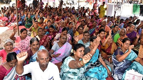 ஈரோடு வட்டாட்சியா் அலுவலகத்தில் காத்திருப்புப் போராட்டத்தில் ஈடுபட்ட சத்துணவு மற்றும் அங்கன்வாடி ஊழியா்கள்.