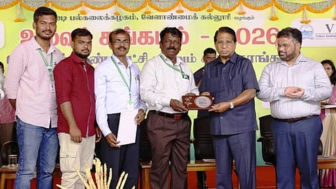 கண்காட்சியில் சிறந்த அரங்கம் அமைத்திருந்த தேசிய வாழை ஆராய்ச்சி மையத்துக்கு விருது வழங்கிய விஐடி வேந்தா் கோ.விசுவநாதன். உடன், தமிழக அரசின் வேளாண் துறைற கூடுதல் மேலாண்மை இயக்குநா் க.சுந்தரவடிவேலு, இணை துணைவேந்தா் பாா்த்தசாரதி மல்லிக், வேளாண் கல்லூரி முதன்மையா் ராஜேந்திரன் உள்ளிட்டோா்.