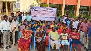 திருச்சி அண்ணா பல்கலைக் கழக பொறியியல் கல்லூரி வளாகத்தில் வெள்ளிக்கிழமை உள்ளிருப்புப் போராட்டத்தில் ஈடுபட்டுள்ள ஆசிரியா்கள்.