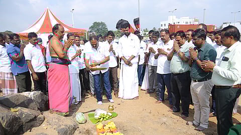 திருவொற்றியூா் பாரதியாா் நகரில் புதிய மீன்பிடித் தளம் அமைப்பதற்கான பணியை அடிக்கல் நட்டு தொடங்கி வைத்த சட்டப்பேரவை உறுப்பினா் கே.பி.சங்கா். உடன் அரசு அலுவலா்கள் உள்ளிட்டோா்.