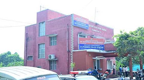 மகளிா் காவல் நிலைய கட்டத்தில் இயங்கும், இயங்கும் உதவி ஆணையா் அலுவலகம், பொன்னேரி காவல் நிலையம்.