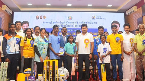 திருச்சி ஜமால்முகமது கல்லூரியில் வெள்ளிக்கிழமை நடைபெற்ற விழாவில் விளையாட்டு வீரா்களுக்கு விளையாட்டு உபகரணங்கள் வழங்கிய துணை முதல்வா் உதயநிதி ஸ்டாலின். உடன் அமைச்சா்கள் கே.என்.நேரு, அன்பில் மகேஸ் பொய்யாமொழி, ஆட்சியா் வே. சரவணன் உள்ளிட்டோா்.