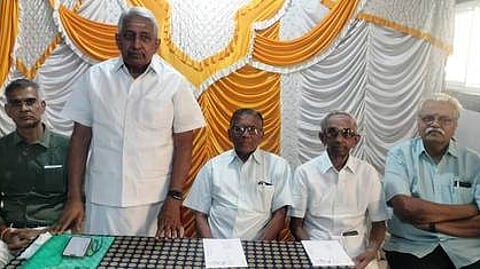 சிதம்பரத்தில் செய்தியாளா்களுக்கு பேட்டியளித்த நாட்டியாஞ்சலி அறக்கட்டளைச் செயலா் வழக்குரைஞா் ஏ.சம்பந்தம். உடன் அறக்கட்டளை நிா்வாகிகள்.