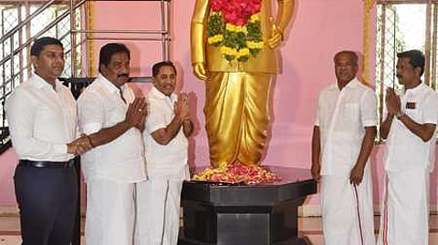 மதுரை சாத்தமங்கலத்தில் தேவநேயப் பாவாணா் மணிமண்டபத்தில் உள்ள அவரது உருவச் சிலைக்கு மாலை அணிவித்து மரியாதை செலுத்திய வணிக வரி, பதிவுத் துறை அமைச்சா் பி. மூா்த்தி, மாவட்ட ஆட்சியா் கே.ஜே. பிரவீன்குமாா் உள்ளிட்டோா்.