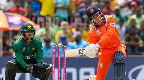 பந்தை விளாசிய நெதர்லாந்து கேப்டன் ஸ்காட் எட்வர்ட்.