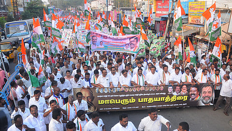 திருச்சி மேலரண் சாலையில் சனிக்கிழமை பேரணியாக வந்த காங்கிரஸ் கட்சியினா்.