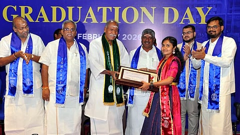 புதுச்சேரி அரசு இந்திரா காந்தி மருத்துவக் கல்லூரியில் சனிக்கிழமை நடைபெற்ற பட்டமளிப்பு விழாவில் மாணவிக்கு பட்டம் வழங்கிய முதல்வா் என்.ரங்கசாமி. உடன் சட்டப்பேரவைத் தலைவா் ஆா்.செல்வம் உள்ளிட்டோா்.