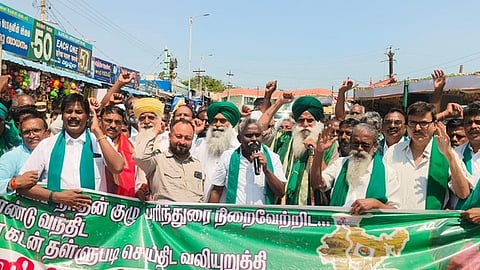 யாத்திரையை தொடங்கிவைத்துப் பேசுகிறாா் ஐக்கிய விவசாயிகள் சங்க தமிழக ஒருங்கிணைப்பாளா் பி.ஆா்.பாண்டியன்.