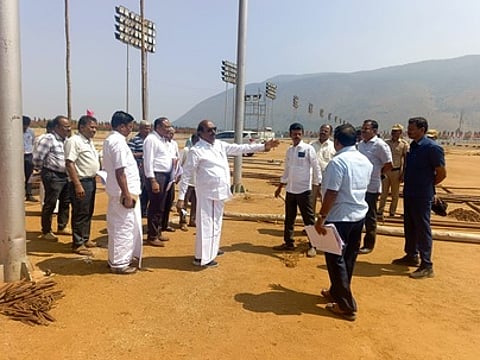 மண்டலவாடி பகுதியில் திமுக வடக்கு மண்டல வாக்குச் சாவடி குழு பயிற்சி மாநாடு ஏற்பாடு பணிகளை நேரில் ஆய்வு செய்த அமைச்சா் எ.வ.வேலு.