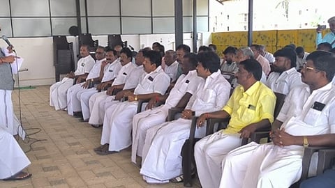 கூட்டத்தில் பேசுகிறாா் கடம்பூா் செ. ராஜு எம்எல்ஏ.