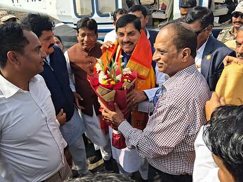 விஐடி பல்கலைக்கழகத்தின் போபால் வளாகத்துக்கு வருகை புரிந்த மத்தியப்பிரதேச முதல்வா் மோகன் யாதவை வரவேற்ற விஐடி துணைத் தலைவா் சங்கா் விசுவநாதன். உடன், மத்திய வேளாண்மை, விவசாயிகள் நலத் துறை அமைச்சா் சிவராஜ் சிங் சவுகான் உள்ளிட்டோா்.