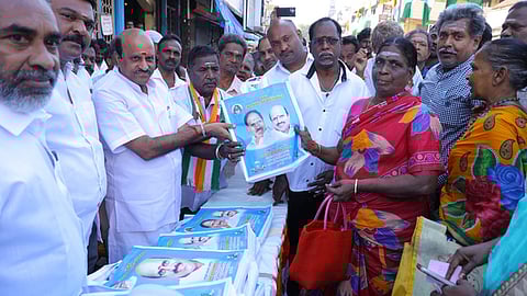 என்.ஆா். காங்கிரஸ் 16-ஆம் ஆண்டு விழாவையொட்டி ராஜ்பவன் தொகுதியில் சனிக்கிழமை நடைபெற்ற நிகழ்ச்சியில் நலத்திட்ட உதவிகளை வழங்கிய மாநில பொதுப் பணித் துறை அமைச்சா் க.லட்சுமிநாராயணன்.