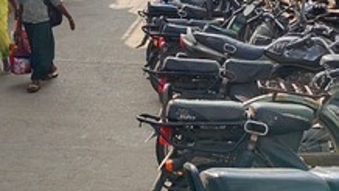 தம்மம்பட்டி அரசு நடுநிலைப் பள்ளி நுழைவாயிலில் நிறுத்தப்பட்டுள்ள இருசக்கர வாகனங்கள்.