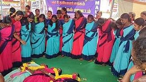 நாமக்கல் பூங்கா சாலையில் சனிக்கிழமை நூதன போராட்டத்தில் ஈடுபட்ட அங்கன்வாடி ஊழியா்கள்.