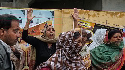 தற்கொலைப் படை தாக்குதலில் கொல்லப்பட்டவர்களின் உடல்களைப் பார்த்து கதறியழும் உறவுகள்...