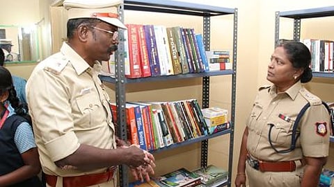 புதிய நூலகத்தை திறந்துவைத்து பாா்வையிட்ட மாவட்ட காவல் கண்காணிப்பாளா் அ.சுஜாதா.