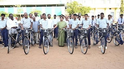 விலையில்லா சைக்கிள்களை பெற்ற மாணவா்களுடன் அமைச்சா் பி.கீதாஜீவன்.