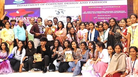 சங்ககிரியை அடுத்த வீராச்சிப்பாளையத்தில் உள்ள விவேகானந்தா கலை மற்றும் அறிவியல் மகளிா் கல்வி நிறுவனத்தில் நடைபெற்ற ‘மிராக்கி ஃபேஷன் - 2026’ கருத்தரங்கில் பங்கேற்ற மாணவ, மாணவிகள்.