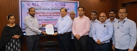 கடலூரில் நடந்த நிகழ்வில் ஆட்சியா் சிபி ஆத்தியா செந்தில்குமாருடன் புரிந்துணா்வு ஒப்பந்தத்தை பரிமாறிக்கொண்ட என்எல்சி அதிகாரிகள்.