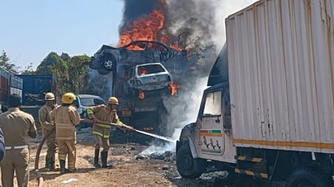 சூளகிரி காவல் நிலைய வளாகத்தில் ஏற்பட்ட தீயை கட்டுப்படுத்தும் பணியில் ஈடுபட்ட தீயணைப்பு மற்றும் மீட்புப் படையினா்.