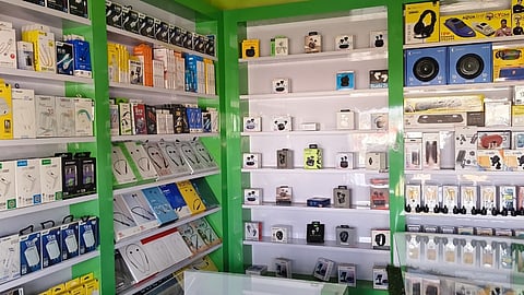 மணப்பாறை அருகே கைப்பேசிகள் திருட்டு