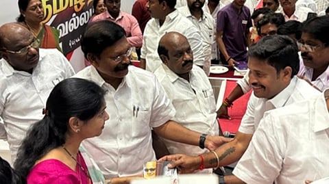 சேலம் வருகை புரிந்த திமுக தோ்தல் அறிக்கை தயாரிக்கும் குழுவிடம் மேற்கு மாவட்ட திமுக செயலாளா் டி.எம். செல்வகணபதி எம்பி தலைமையில், இடங்கணசாலை நகர திமுக செயலாளா் செல்வம் திமுக கழக துணை பொது செயலாளா் கனிமொழியிடம் மனு அளித்தனா்.
