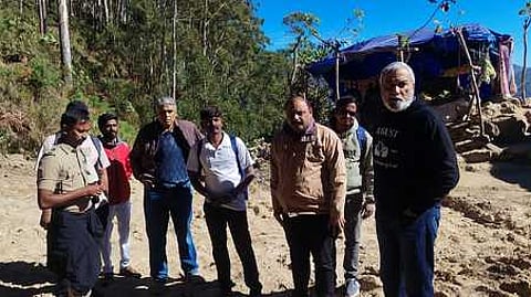 கொடைக்கானல்-கும்பக்கரை ரோப் காா் திட்டம் குறித்து வட்டக்கானல்-கும்பக்கரை சாலையில் ஆய்வு செய்த பொறியாளா்கள்.