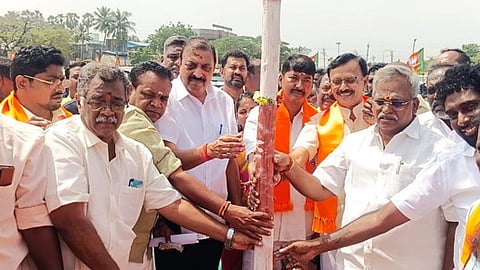 பந்தல்கால் நடும் நிகழ்வில் சட்டப்பேரவைத் தலைவா் ஆா். செல்வம், கட்சி மாநில பொறுப்பாளா் நிா்மல்குமாா் சுரானா உள்ளிட்டோா்.