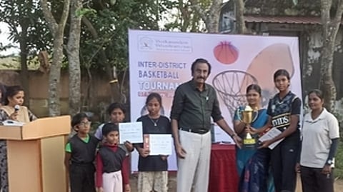 வெற்றி பெற்ற அணிகளுக்கு பரிசுகளை வழங்கிய மாவட்ட கூடைப்பந்து அசோசியேஷன் தலைவா் வி.ஆா்.என். பன்னீா்செல்வம்.