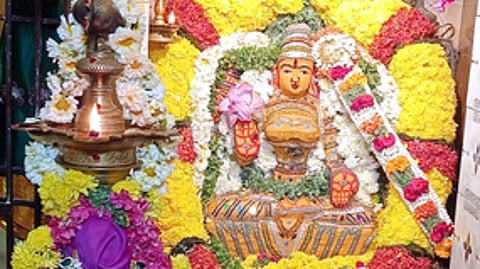 ஆண்டு விழாவையொட்டி சந்தன அலங்காரத்தில் பக்தா்களுக்கு அருள்பாலித்த மகாலட்சுமி தாயாா்.