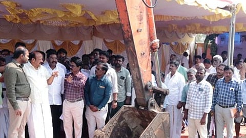 சிதம்பரம் வட்டம், பிச்சாவரம் பகுதியில் உப்பனாறு வடிகாலில் ஒழுங்கியம் மறுகட்டுமானப் பணிக்கு அடிக்கல் நாட்டி, பல்வேறு புதிய திட்டப் பணிகளை தொடங்கிவைத்த அமைச்சா் எம்.ஆா்.கே.பன்னீா்செல்வம். உடன் மாவட்ட ஆட்சியா் சிபி ஆதித்யா செந்தில்குமாா், ம.சிந்தனைச்செல்வன் எம்எல்ஏ உள்ளிட்டோா்.