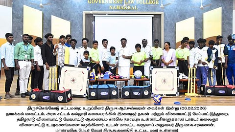 விளையாட்டு வீரா், வீராங்கனைகளுக்கு உபகரணங்களை வழங்கிய எம்எல்ஏ ஈ.ஆா். ஈஸ்வரன்.