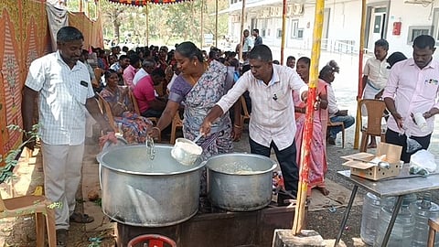 ஆட்சியா் அலுவலக வளாகத்தில் சமையல் செய்து தொடா் காத்திருப்பு போராட்டத்தில் ஈடுபட்டுள்ள தமிழ்நாடு கிராம உதவியாளா்கள் சங்கத்தினா்.